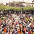 El corazón de la localidad volvió a llenarse de música y colorido gracias a los cientes de personas que participaron ayer en los festejos.-G. G.