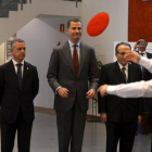 Un dantzari (bailarín) vasco arroja su sombrero al Felipe VI, junto a la presidenta del Parlamento vasco, Bakartxo Tejeria; el lenkakari Inigo Urkullu y el presidente del IEF, Javier Moll, en el inicio del congreso de la empresa familiar en el Palacio Eus-