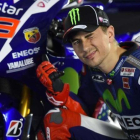 Jorge Lorenzo, junto a su Yamaha tricampeona del mundo.-MILAGRO / GIGI SOLDANO
