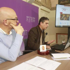 El diputado provincial Luis Jorge del Barco (i) y Alberto Luque, presentaron ayer la nueva versión de la web en inglés.-R. O.