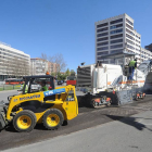 Las máquinas comenzaban ayer a trabajar en la avenida de la Paz, junto a la plaza España.-ISRAEL L. MURILLO