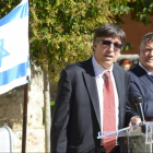El alcalde de la localidad, Lorenzo Rodríguez, escucha al embajador israelí durante su intervención-R. O.