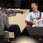 B.B. King bromea con Eric Clapton durante una jam sesión, en junio del 2004 en Dallas.-Foto: AP