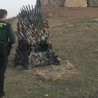 Un guardia civil, frente al Trono de Hierro, en Guadalajara.-TWITTER