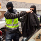 Agentes de la Policía Nacional detienen a un individuo relacionado con una red yihadista en Tenerife.-RAMÓN DE LA ROCHA / EFE