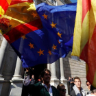 Álvaro de Marichlara ondea la bandera española y la europea antes de ser detenido.-RAFAEL MARCHANTE