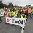 Los manifestantes desplegaron pancartas en las que exigían la liberalización inmediata de la autopista.-RAÚL G. OCHOA