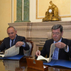 Ramiro González y César Rico, durante la firma del acuerdo ayer en Vitoria.-ICAL