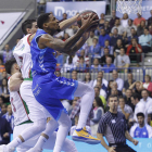 Frazier fuerza la penetración ante Vildoza, ayer.-SANTI OTERO