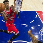 Butler, de los Bulls, entrando a canasta ante los Sixers.-