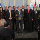 El ministro de Relaciones Exteriores de Perú, Néstor Popolizio, habla junto varios de sus homólogos durante un pronunciamiento a la prensa el viernes en Lima, Perú-EFE