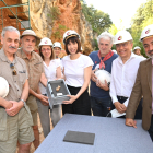 La ministra de Ciencia e Innovación, Diana Morant, visita los yacimientos de la sierra de Atapuerca. En la imagen muestra la cara del primer europeo acompañado por los codirectores y delegado de la Junta y subdelegado del Gobierno. ICAL