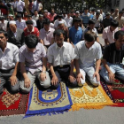 Hombres uigures rezan en una mesquita en Urumqi, en el oesta de la provincia china de Xinjiang.-EUGENE HOSHIKO / AP