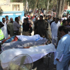 Varios cuerpos de las personas asesinadas por un curandero en Sargodha, Pakistán.-ISRARUL HAQ