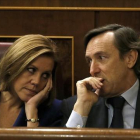 La secretaria general del PP, Dolores de Cospedal, junto al portavoz en el Congreso, Rafael Hernando, en la constitución de Cortes.-SERGIO BARRENCHEA / EFE