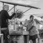 Cuarón, durante el rodaje de Roma.-AP / CARLOS SOMONTE (NETFLIX)