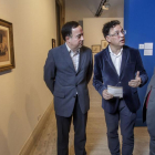 Javier del Campo (c.) se dirige a Manuel Cabello en presencia de Óscar Martínez y frente a una tinta negra de Fabres y Costa.-Santi Otero