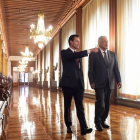 Peña Nieto acompaña a López Obrador por el palacio presidencial. /-AP