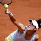 Garbiñe Muguruza, en acción ante la francesa Georges en la pista central de Roland Garros.-EFE / YOAN VALAT