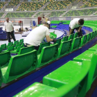 Los técnicos ultiman la instalación de la nueva grada, ayer, en el Coliseum.-RAÚL OCHOA