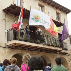 La bandera de Los Pueblos más Bonitos de España ondeó en el Consistorio.-G. G.