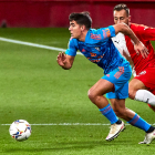 Víctor Gómez supera a su par. LA LIGA / TWITTER / @CDMIRANDES