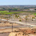 La urbanización, en primer término, se encuentra en este estado de abandono, mientras al fondo  se encuentra el campo de golf con el característico verde del césped cuidado.-ISRAEL L. MURILLO