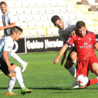 Julio Rico trata de frenar a un atacante del Osasuna B ayudado por David Martín ante la mirada de Ayoze-Israel L. Murillo