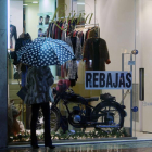 Un establecimiento del centro con el carte de rebajas en su escaparate ayer por la tarde.-RAÚL G. OCHOA