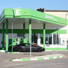 La estación de servicio, propiedad de la compañía hispalense Easy Fuel, continuaba ayer abierta pese a las visitas de agentes de la autoridad.-MIGUEL ÁNGEL