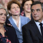 Penelope y François Fillon, el pasado 29 de enero, en un mitin en París.-AFP / ERIC FEFERBERG