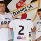 Raúl Corcuera (derecha) posa junto a Carlos Cámara.-