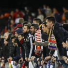 Aficionados del Valencia, durante el partido de Copa contra el Barça.-MIGUEL LORENZO
