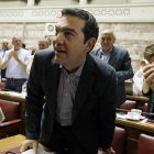 El primer ministro de Grecia, Alexis Tsipras, en el Parlamento heleno este viernes.-Foto:   AP / THANASSIS STAVRAKIS