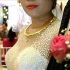 Huong y Quan son una pareja vietnamita que, en su boda, contrataron a figurantes que se hicieron pasar por la familia del novio, que desaprobaba la unión-NHAC NGUYEN (AFP)