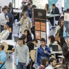 Alumnos de la Universidad de Burgos se interesaron por las ofertas de las empresas en el Foro de Empleo celebrado en el Fórum.