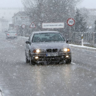 Un vehículo circula por una carretera en plena nevada.-R. G. O.