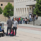 Un grupo de alumnos conversa frente al acceso a la Biblioteca Central de la UBU.-ISRAEL L. MURILLO