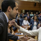 La candidata del PP, Cristina Cifuentes, saluda al candidato de Ciudadanos, Ignacio Aguado, este miércoles, en la Asamblea de Madrid.-EFE / EMILIO NARANJO