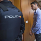 El hombre condenado a 19 años y 5 meses por maltratar a su mujer, que quedó parapléjica tras saltar por la ventana para huir de la última paliza, durante la vistilla que se ha celebrado esta mañana en la Audiencia de Cantabria.-EFE