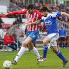 Gorka Kijera pugna por arrebatar el esférico a un jugador del Girona en el choque de ayer en Montilivi.-LaLiga.com
