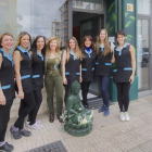 Parte del equipo Balnea posa frente a sus instalaciones de la calle Molinillo en la capital burgalesa con Isabel Núñez, su gerente, en el centro.-ISRAEL L. MURILLO