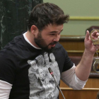 Gabriel Rufián le muestra unas esposas al presidente del Gobierno.-/ PERIODICO