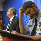 El conseller de Interior, Joaquim Forn, y el major de los Mossos, Josep Lluís Trapero, en la rueda de prensa de este jueves.-LLUIS GENE (AFP)