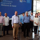 El Secretario de Salud de Estados Unidos, Alex Azar (tercero a la izquierda), y el ministro de Salud de Colombia, Juan Pablo Uribe (cuarto a la izquierda), hablan junto a otros ministros de Salud de la región.-EFE