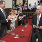 El escritor Eduardo Mendoza recibió hoy el Premio Cervantes de manos del rey Felipe.-EFE