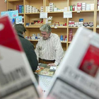 Una persona compra tabaco en un estanco.-ISRAEL L. MURILLO