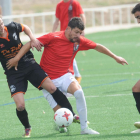 Juli pugna por un balón contra dos jugadores del Sporting Uxama en el choque de ayer en San Amaro-Israel L. Murillo