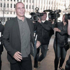 Yanis Varoufakis, a su llegada a la reunión con Christine Lagarde, en Washington.-Foto: REUTERS/MIKE THEILER