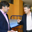 El concejal Fernando Gómez y el alcalde Javier Lacalle en una visita al albergue de peregrinos.-BORJA BENITO